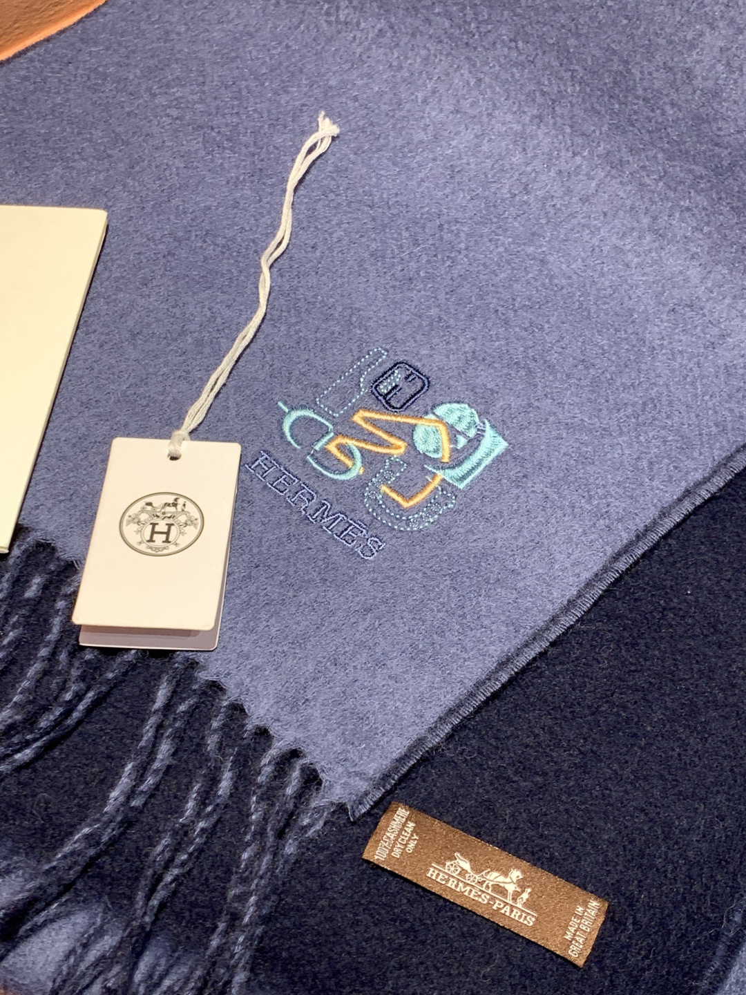 爱马仕👍巴黎时装展商务男士女士羊绒围巾。代工厂臻选上乘的超细羊绒纤维 进行纯手工精梳处理 耗时耗力 再以