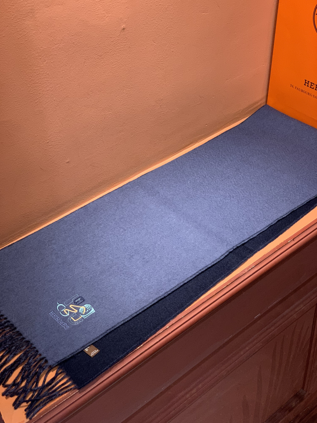 爱马仕👍巴黎时装展商务男士女士羊绒围巾。代工厂臻选上乘的超细羊绒纤维 进行纯手工精梳处理 耗时耗力 再以