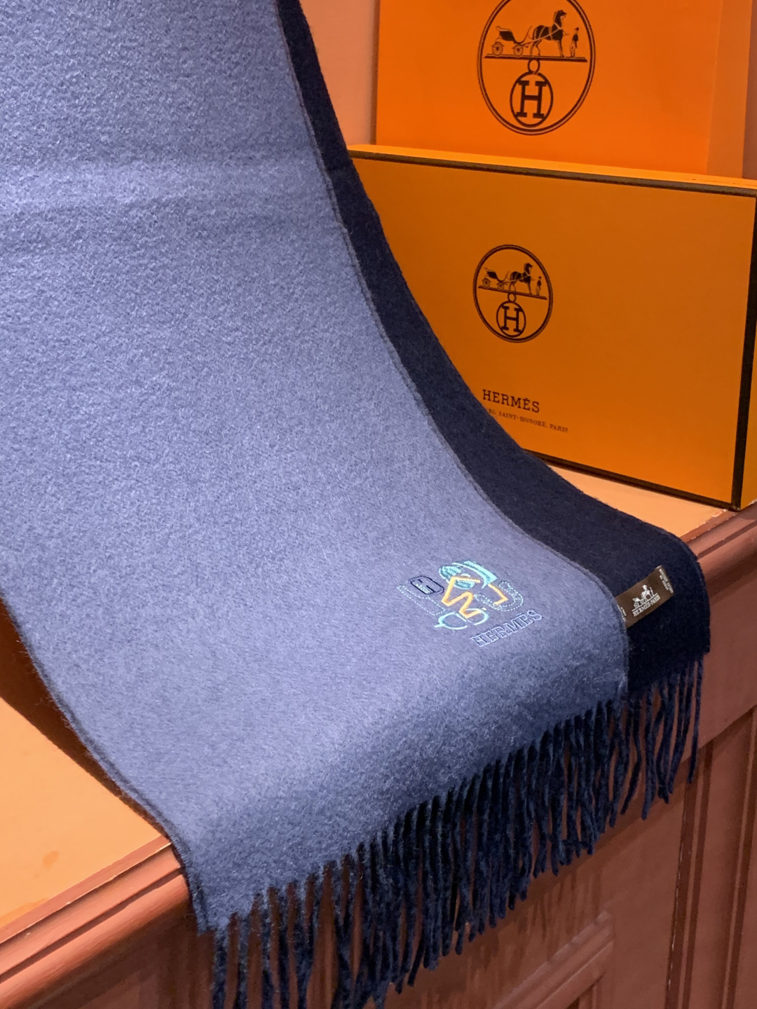 爱马仕👍巴黎时装展商务男士女士羊绒围巾。代工厂臻选上乘的超细羊绒纤维 进行纯手工精梳处理 耗时耗力 再以