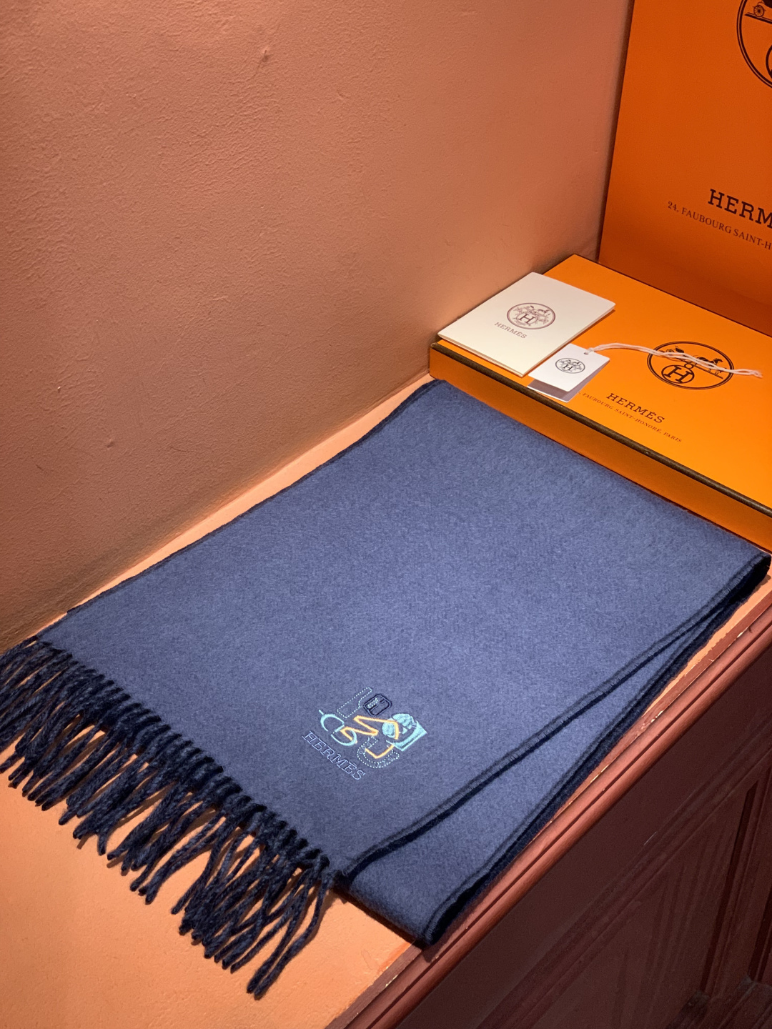 爱马仕👍巴黎时装展商务男士女士羊绒围巾。代工厂臻选上乘的超细羊绒纤维 进行纯手工精梳处理 耗时耗力 再以