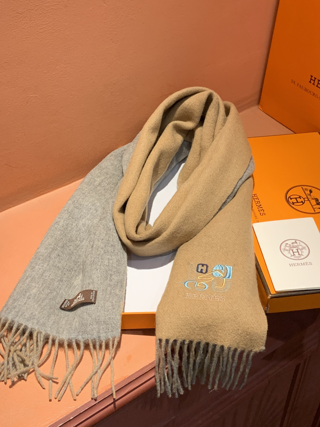 爱马仕👍巴黎时装展商务男士女士羊绒围巾。代工厂臻选上乘的超细羊绒纤维 进行纯手工精梳处理 耗时耗力 再以