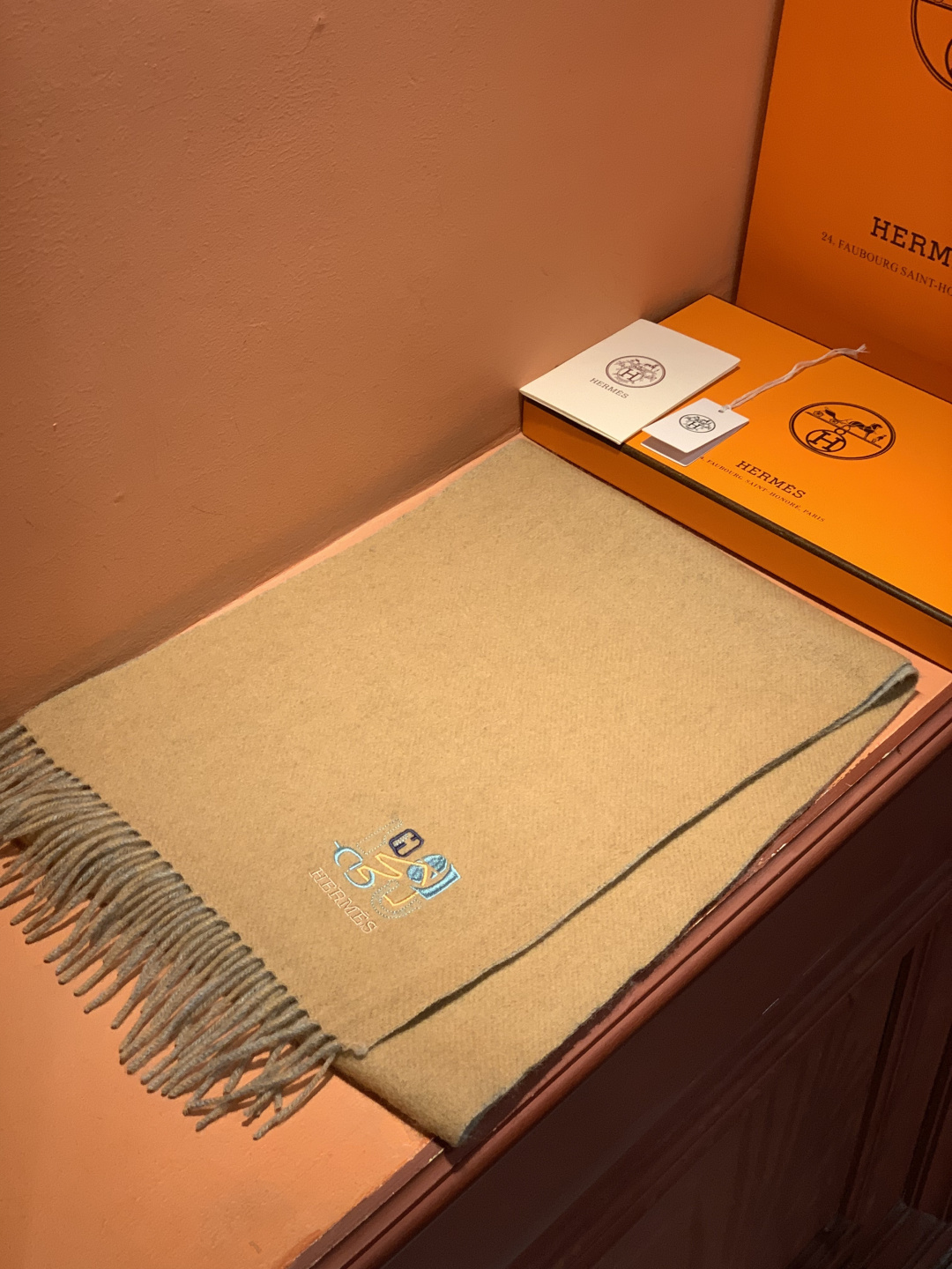 爱马仕👍巴黎时装展商务男士女士羊绒围巾。代工厂臻选上乘的超细羊绒纤维 进行纯手工精梳处理 耗时耗力 再以