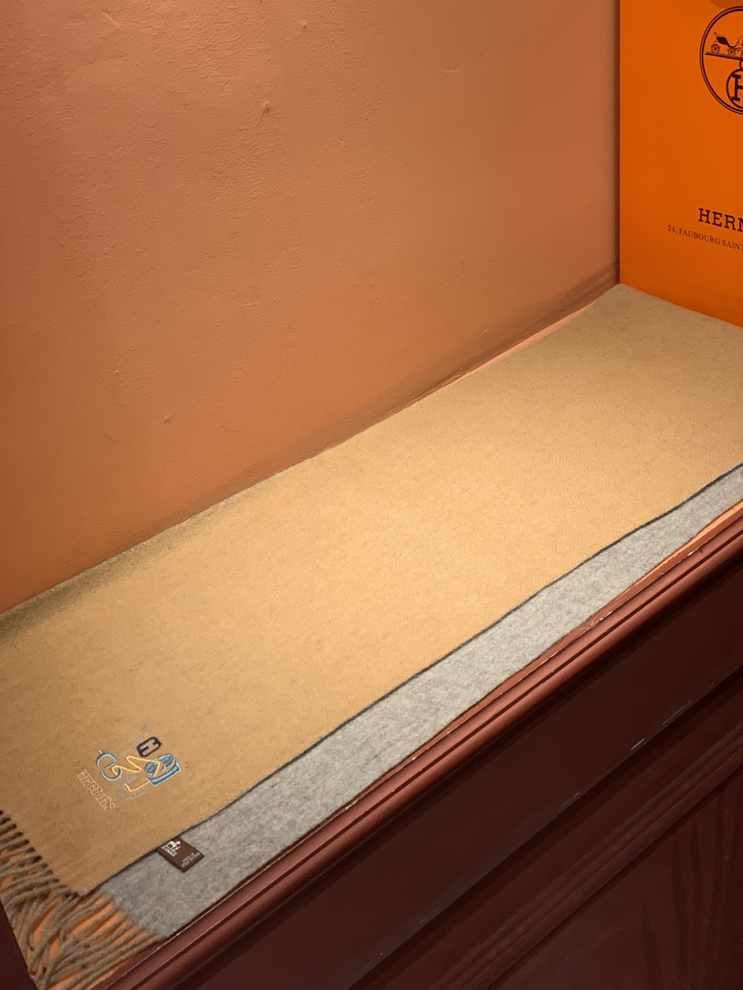 爱马仕👍巴黎时装展商务男士女士羊绒围巾。代工厂臻选上乘的超细羊绒纤维 进行纯手工精梳处理 耗时耗力 再以