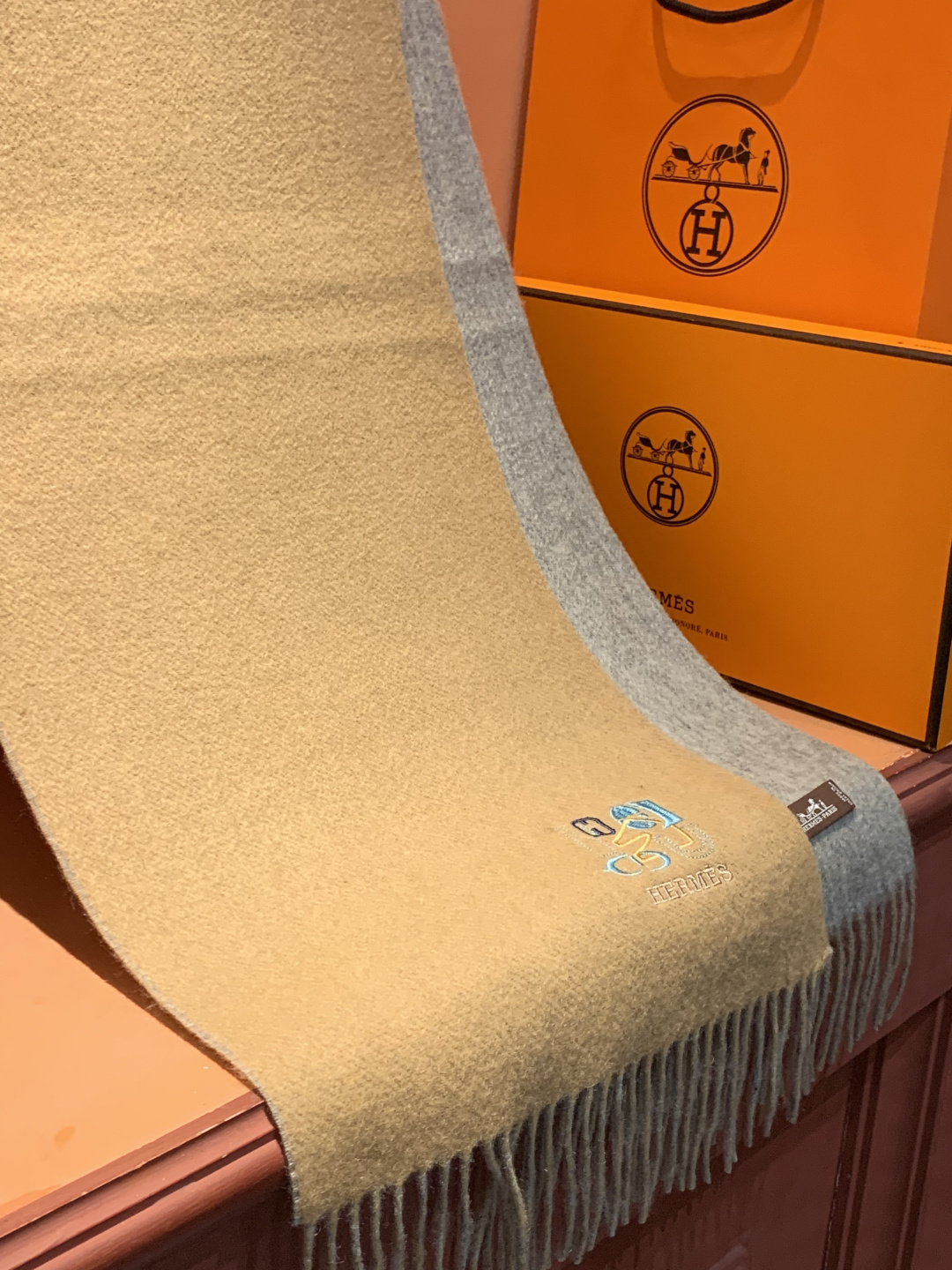 爱马仕👍巴黎时装展商务男士女士羊绒围巾。代工厂臻选上乘的超细羊绒纤维 进行纯手工精梳处理 耗时耗力 再以