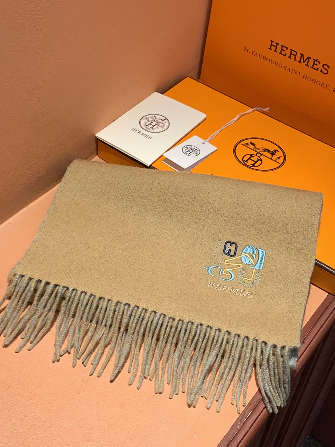 爱马仕👍巴黎时装展商务男士女士羊绒围巾。代工厂臻选上乘的超细羊绒纤维 进行纯手工精梳处理 耗时耗力 再以