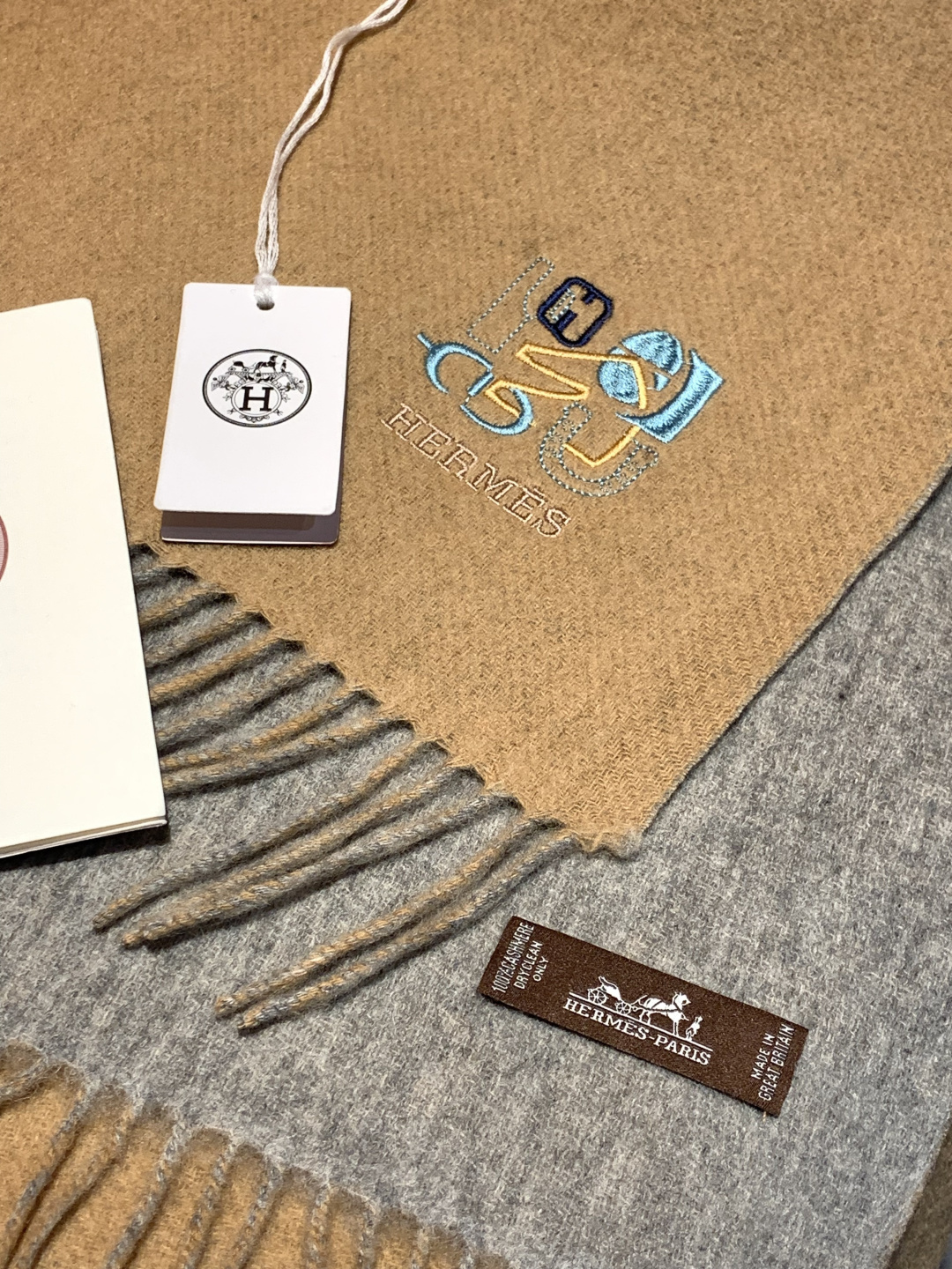 爱马仕👍巴黎时装展商务男士女士羊绒围巾。代工厂臻选上乘的超细羊绒纤维 进行纯手工精梳处理 耗时耗力 再以