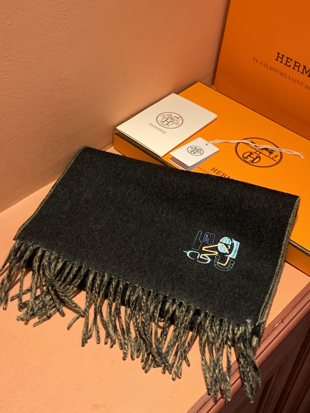 爱马仕👍巴黎时装展商务男士女士羊绒围巾。代工厂臻选上乘的超细羊绒纤维 进行纯手工精梳处理 耗时耗力 再以