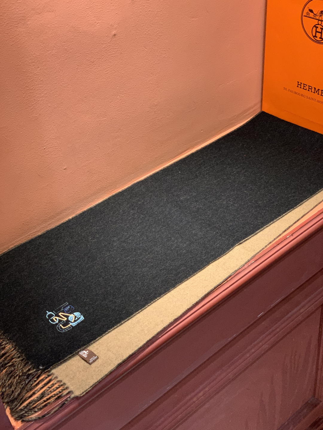 爱马仕👍巴黎时装展商务男士女士羊绒围巾。代工厂臻选上乘的超细羊绒纤维 进行纯手工精梳处理 耗时耗力 再以