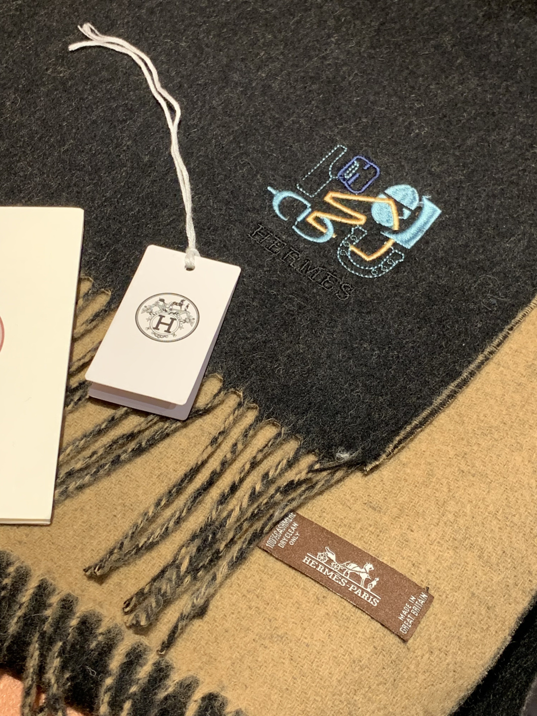 爱马仕👍巴黎时装展商务男士女士羊绒围巾。代工厂臻选上乘的超细羊绒纤维 进行纯手工精梳处理 耗时耗力 再以