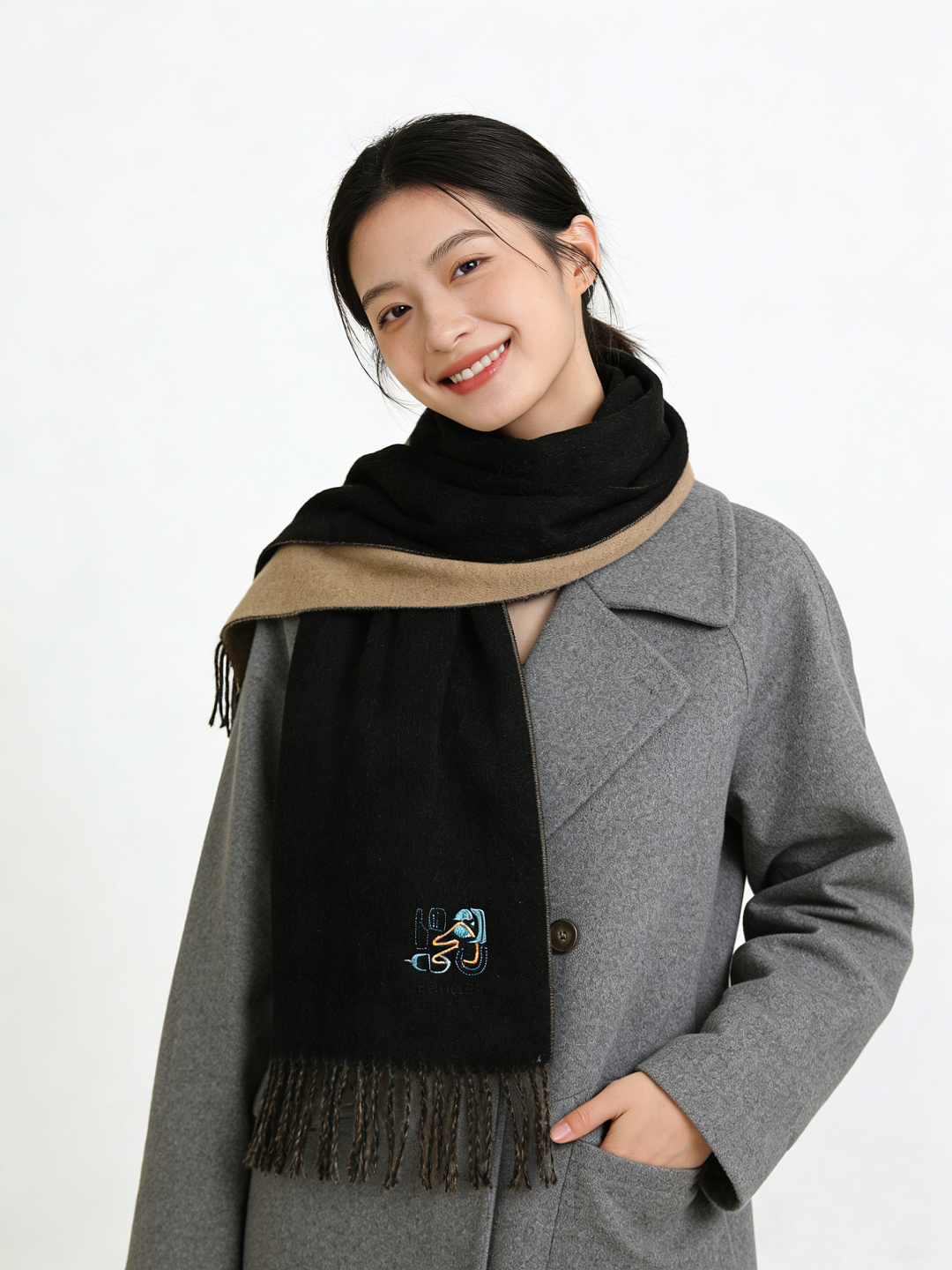 爱马仕👍巴黎时装展商务男士女士羊绒围巾。代工厂臻选上乘的超细羊绒纤维 进行纯手工精梳处理 耗时耗力 再以