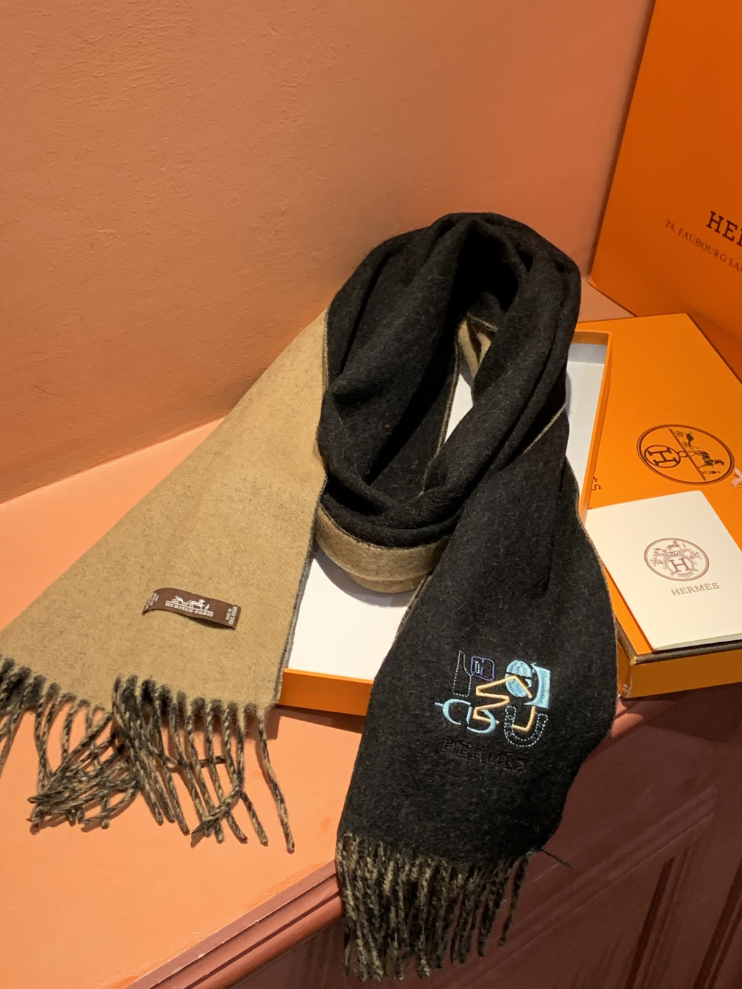 爱马仕👍巴黎时装展商务男士女士羊绒围巾。代工厂臻选上乘的超细羊绒纤维 进行纯手工精梳处理 耗时耗力 再以