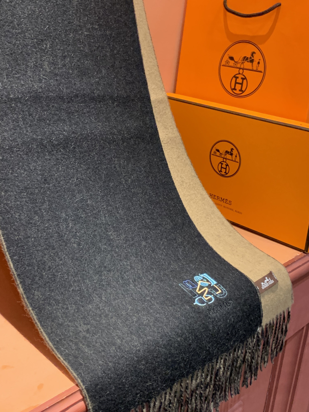 爱马仕👍巴黎时装展商务男士女士羊绒围巾。代工厂臻选上乘的超细羊绒纤维 进行纯手工精梳处理 耗时耗力 再以