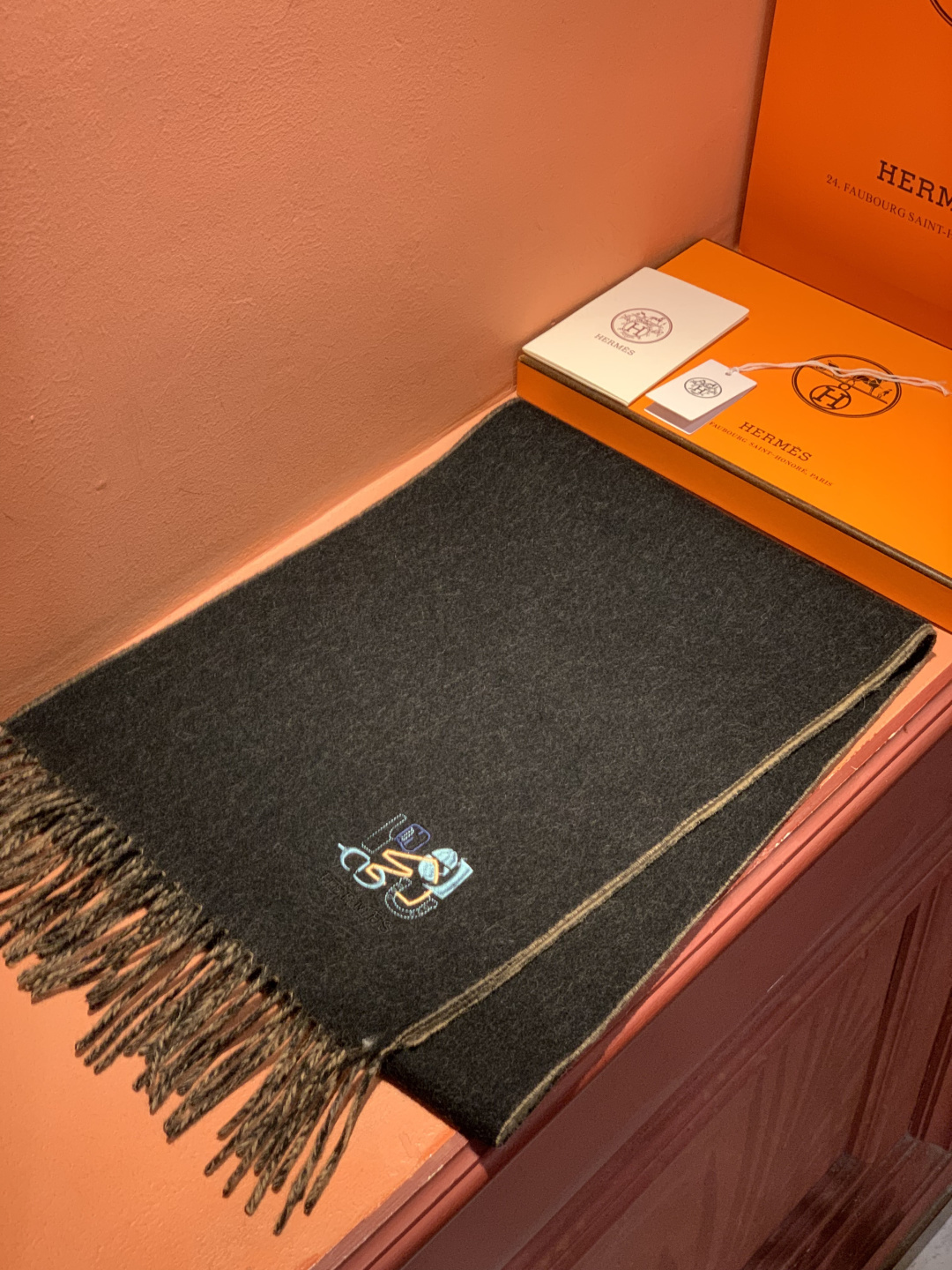 爱马仕👍巴黎时装展商务男士女士羊绒围巾。代工厂臻选上乘的超细羊绒纤维 进行纯手工精梳处理 耗时耗力 再以