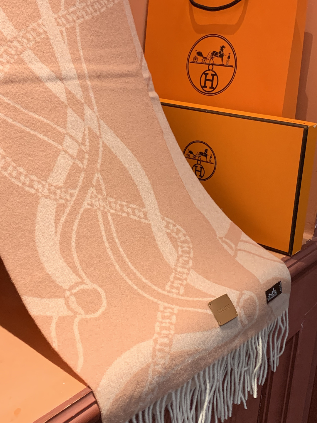 爱马仕👍巴黎时装展商务男士女士羊绒围巾。代工厂臻选上乘的超细羊绒纤维 进行纯手工精梳处理 耗时耗力 再以