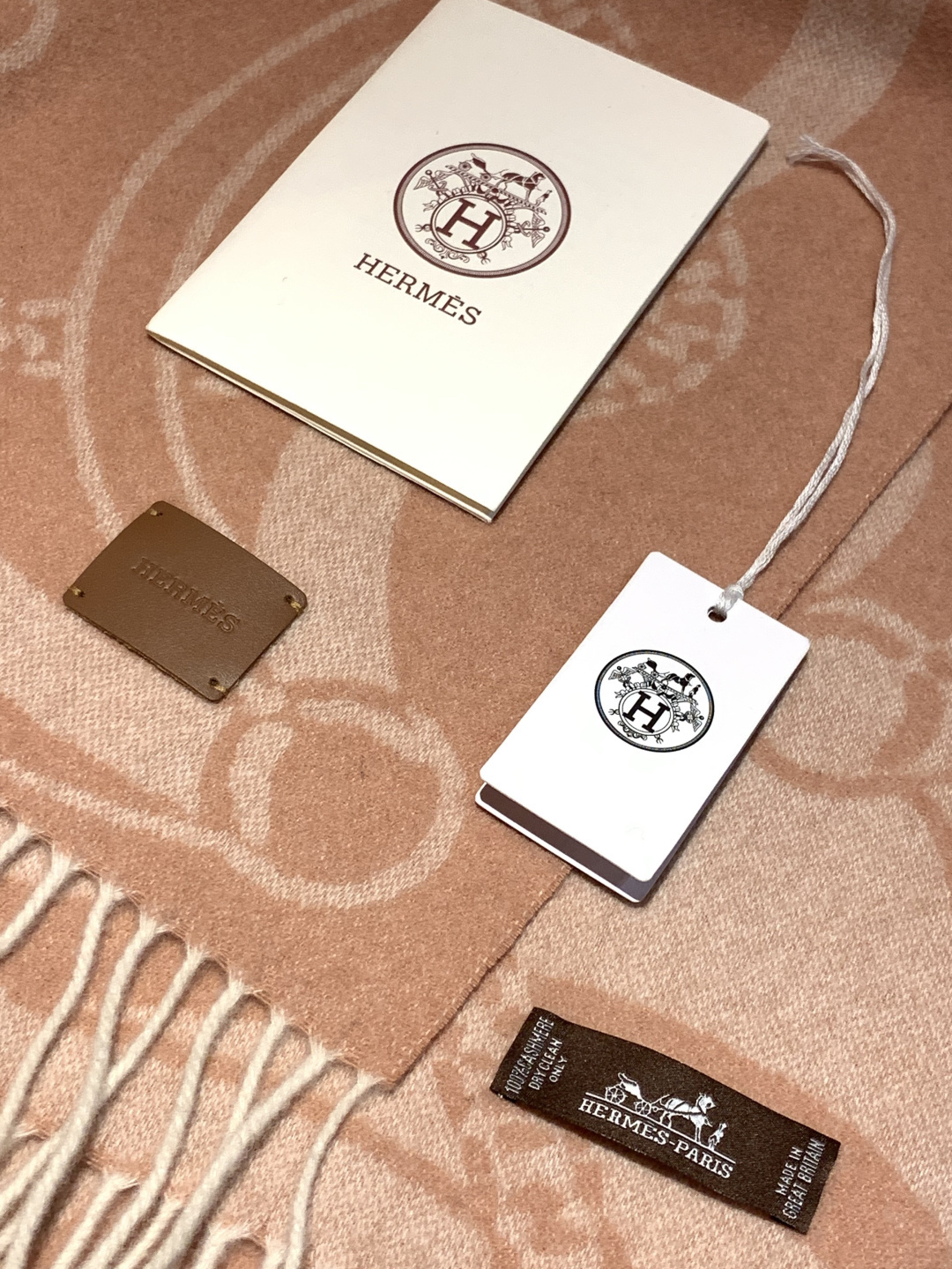 爱马仕👍巴黎时装展商务男士女士羊绒围巾。代工厂臻选上乘的超细羊绒纤维 进行纯手工精梳处理 耗时耗力 再以