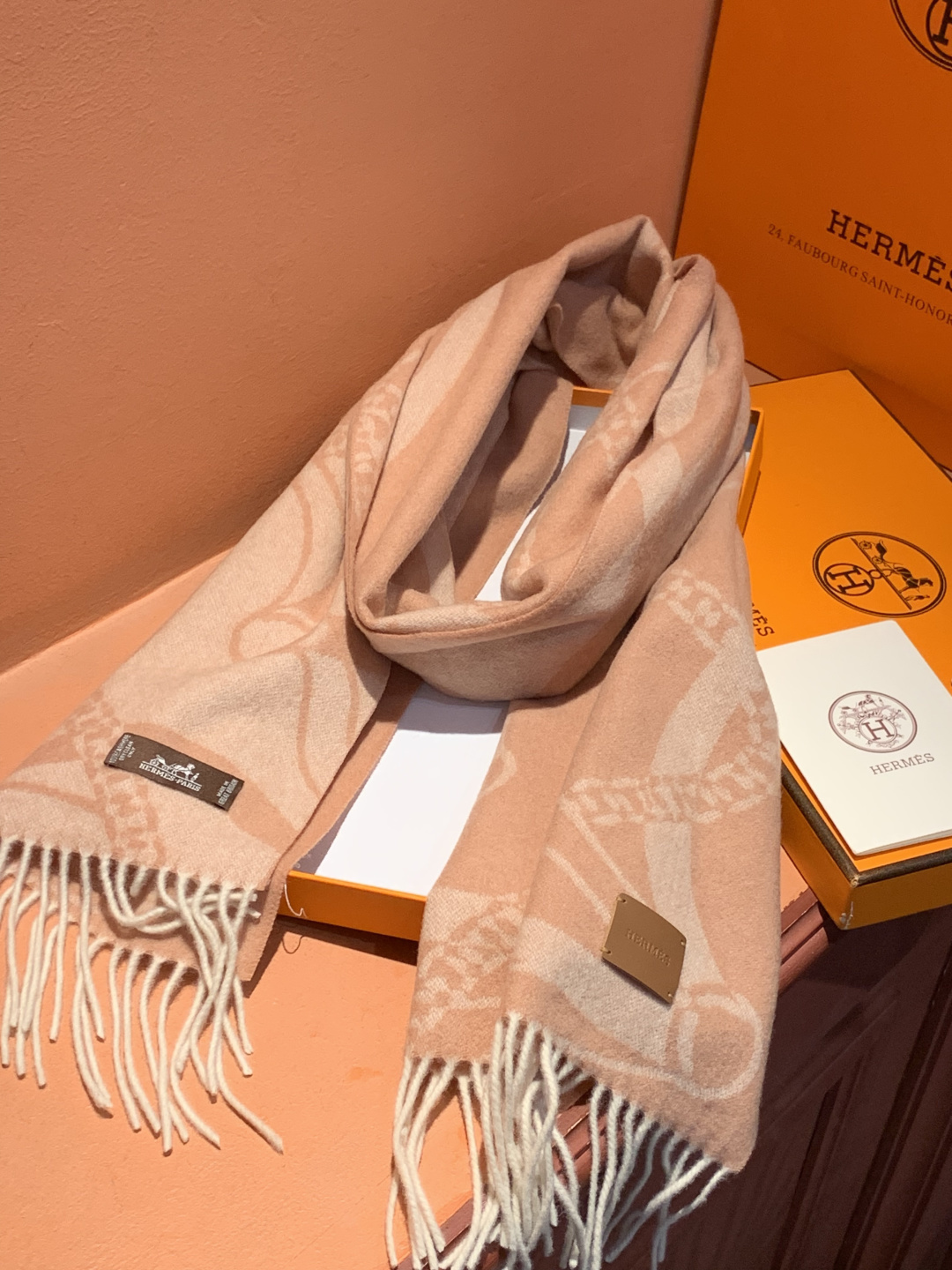 爱马仕👍巴黎时装展商务男士女士羊绒围巾。代工厂臻选上乘的超细羊绒纤维 进行纯手工精梳处理 耗时耗力 再以