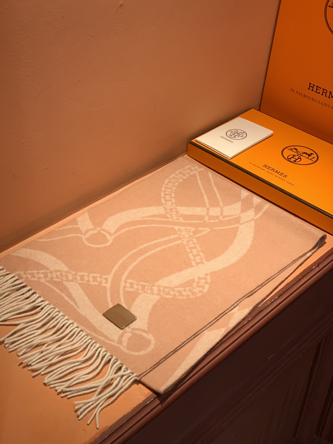 爱马仕👍巴黎时装展商务男士女士羊绒围巾。代工厂臻选上乘的超细羊绒纤维 进行纯手工精梳处理 耗时耗力 再以