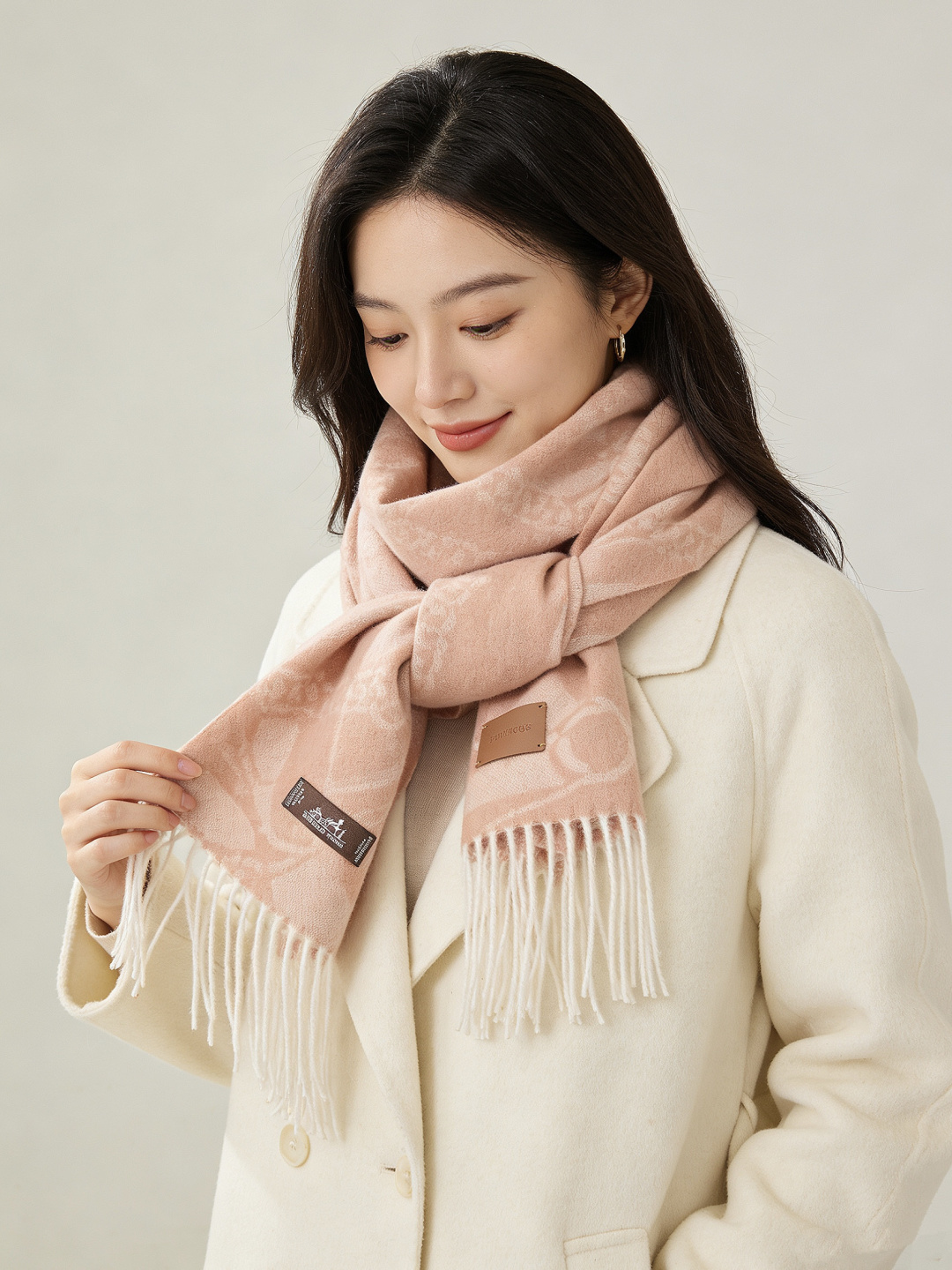 爱马仕👍巴黎时装展商务男士女士羊绒围巾。代工厂臻选上乘的超细羊绒纤维 进行纯手工精梳处理 耗时耗力 再以