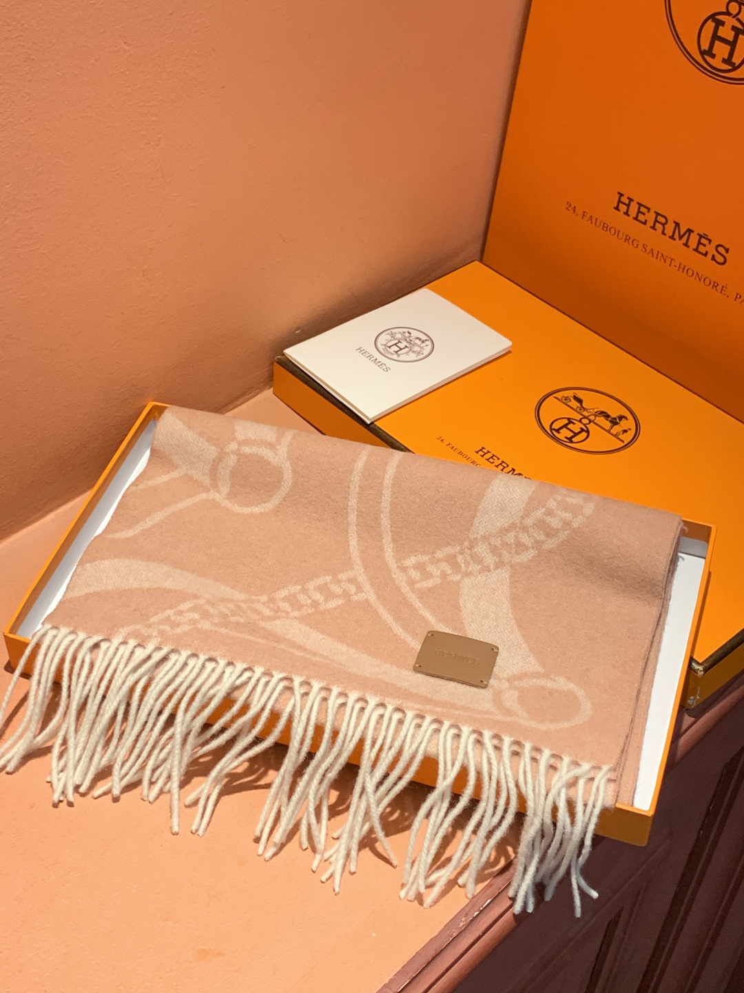 爱马仕👍巴黎时装展商务男士女士羊绒围巾。代工厂臻选上乘的超细羊绒纤维 进行纯手工精梳处理 耗时耗力 再以