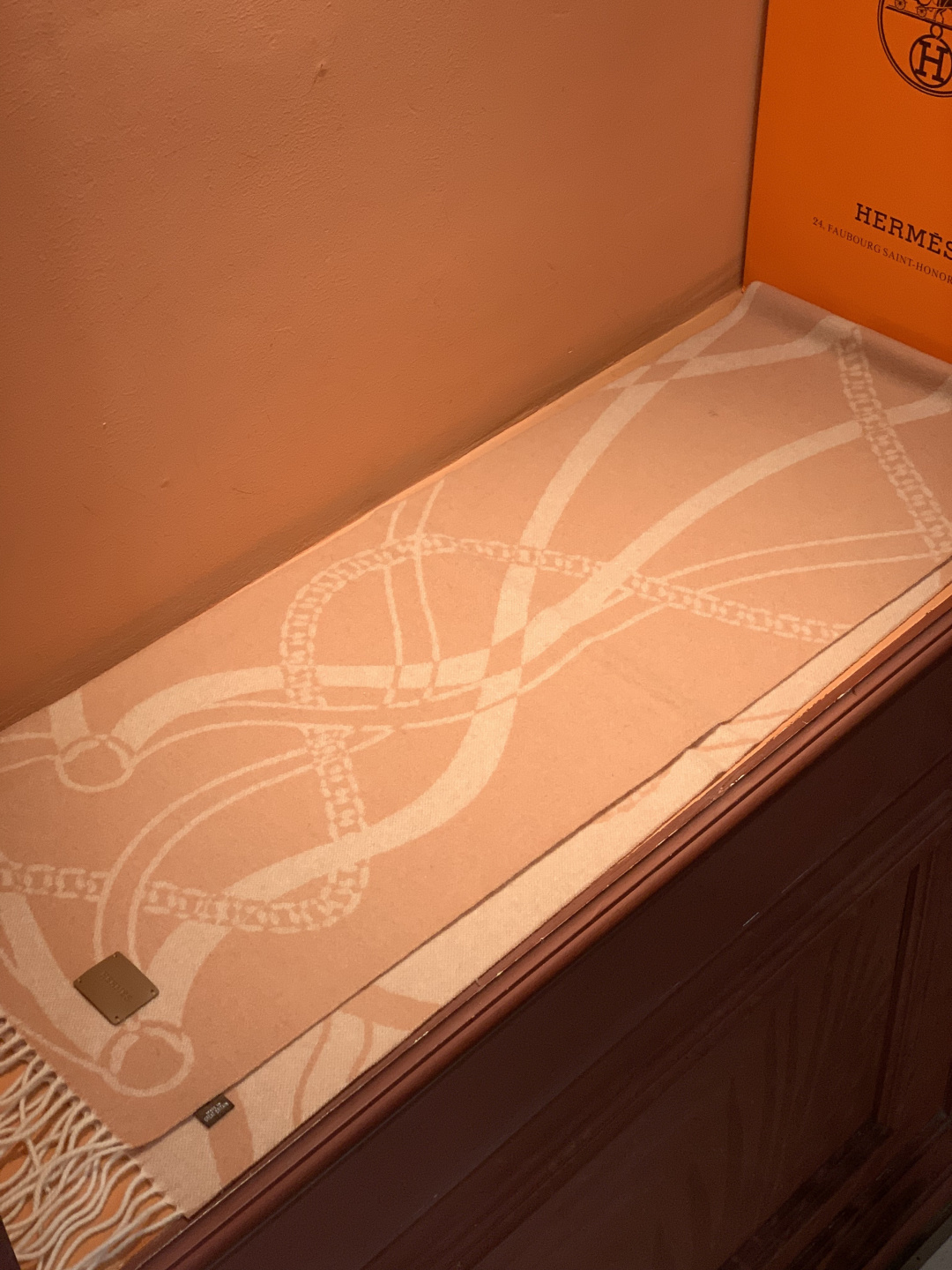 爱马仕👍巴黎时装展商务男士女士羊绒围巾。代工厂臻选上乘的超细羊绒纤维 进行纯手工精梳处理 耗时耗力 再以