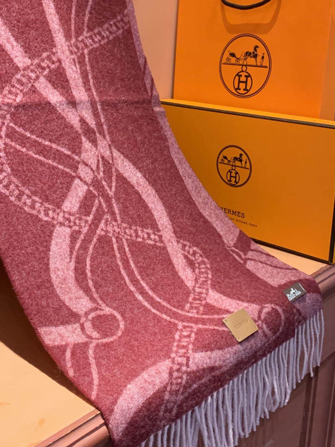 爱马仕👍巴黎时装展商务男士女士羊绒围巾。代工厂臻选上乘的超细羊绒纤维 进行纯手工精梳处理 耗时耗力 再以