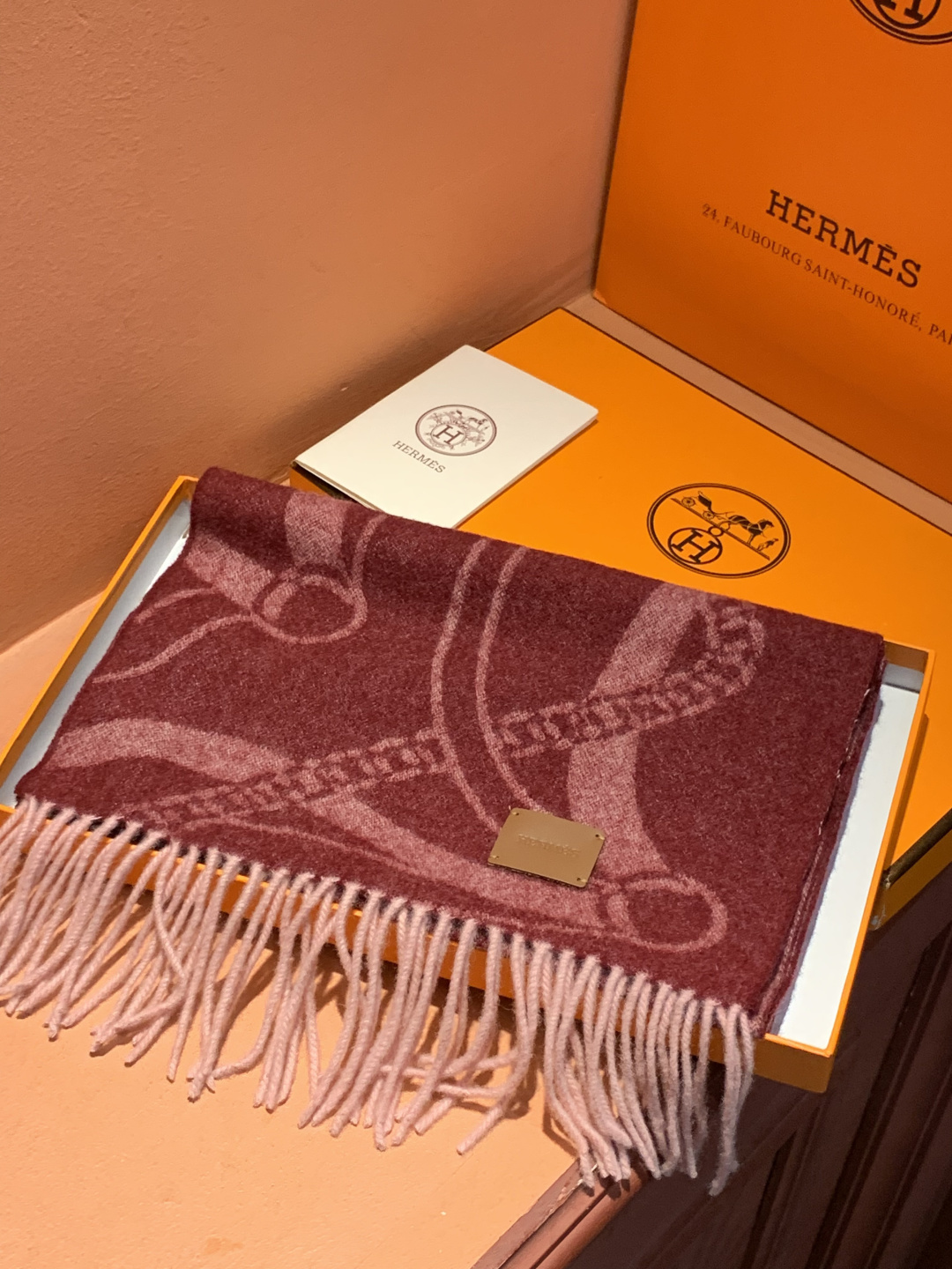 爱马仕👍巴黎时装展商务男士女士羊绒围巾。代工厂臻选上乘的超细羊绒纤维 进行纯手工精梳处理 耗时耗力 再以