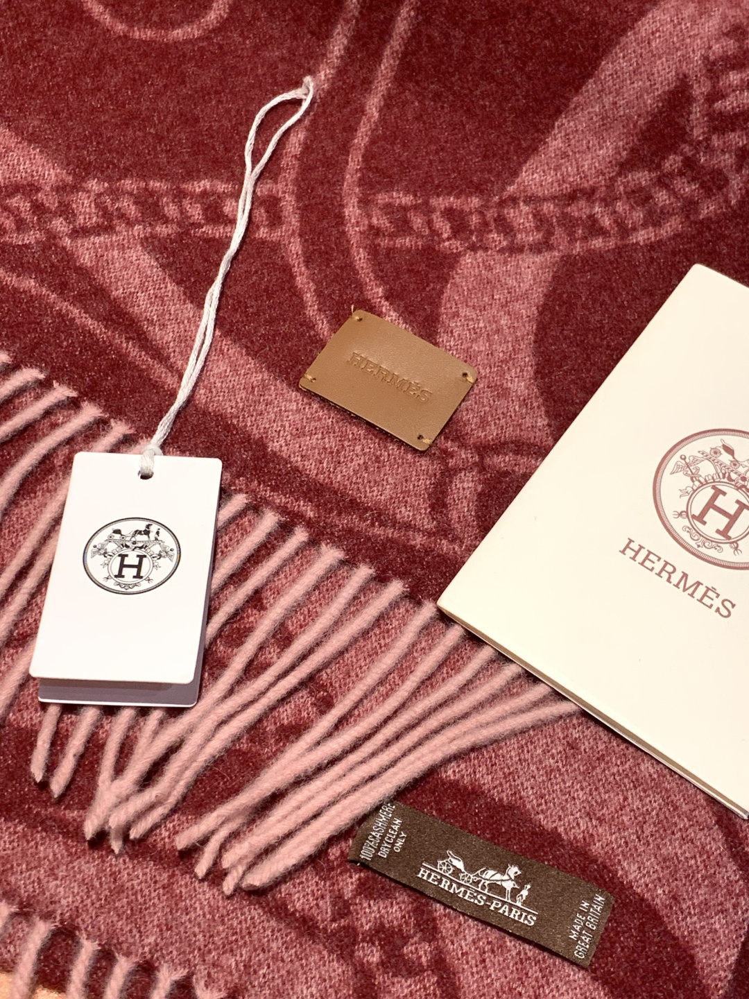 爱马仕👍巴黎时装展商务男士女士羊绒围巾。代工厂臻选上乘的超细羊绒纤维 进行纯手工精梳处理 耗时耗力 再以