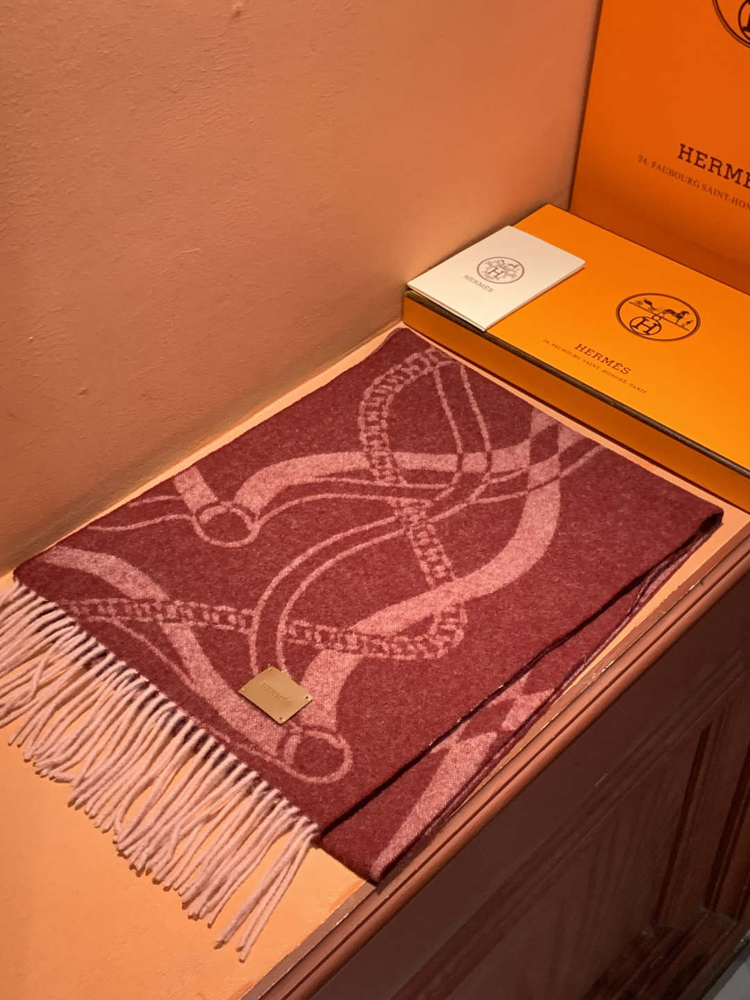 爱马仕👍巴黎时装展商务男士女士羊绒围巾。代工厂臻选上乘的超细羊绒纤维 进行纯手工精梳处理 耗时耗力 再以