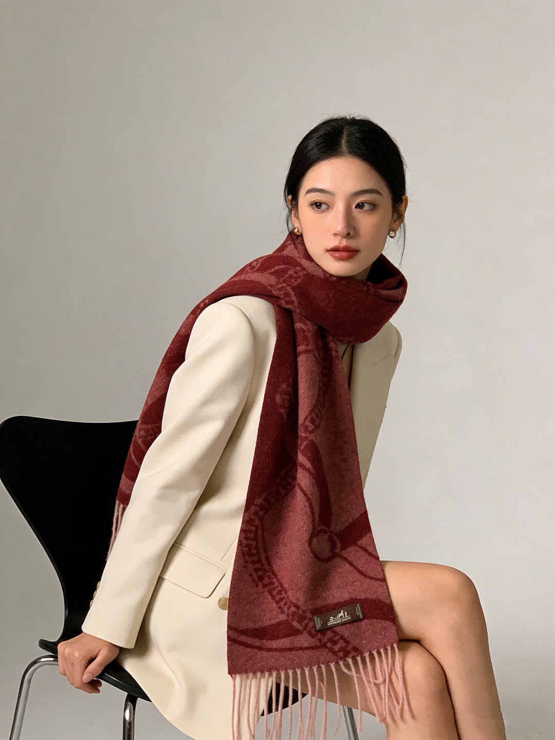 爱马仕👍巴黎时装展商务男士女士羊绒围巾。代工厂臻选上乘的超细羊绒纤维 进行纯手工精梳处理 耗时耗力 再以