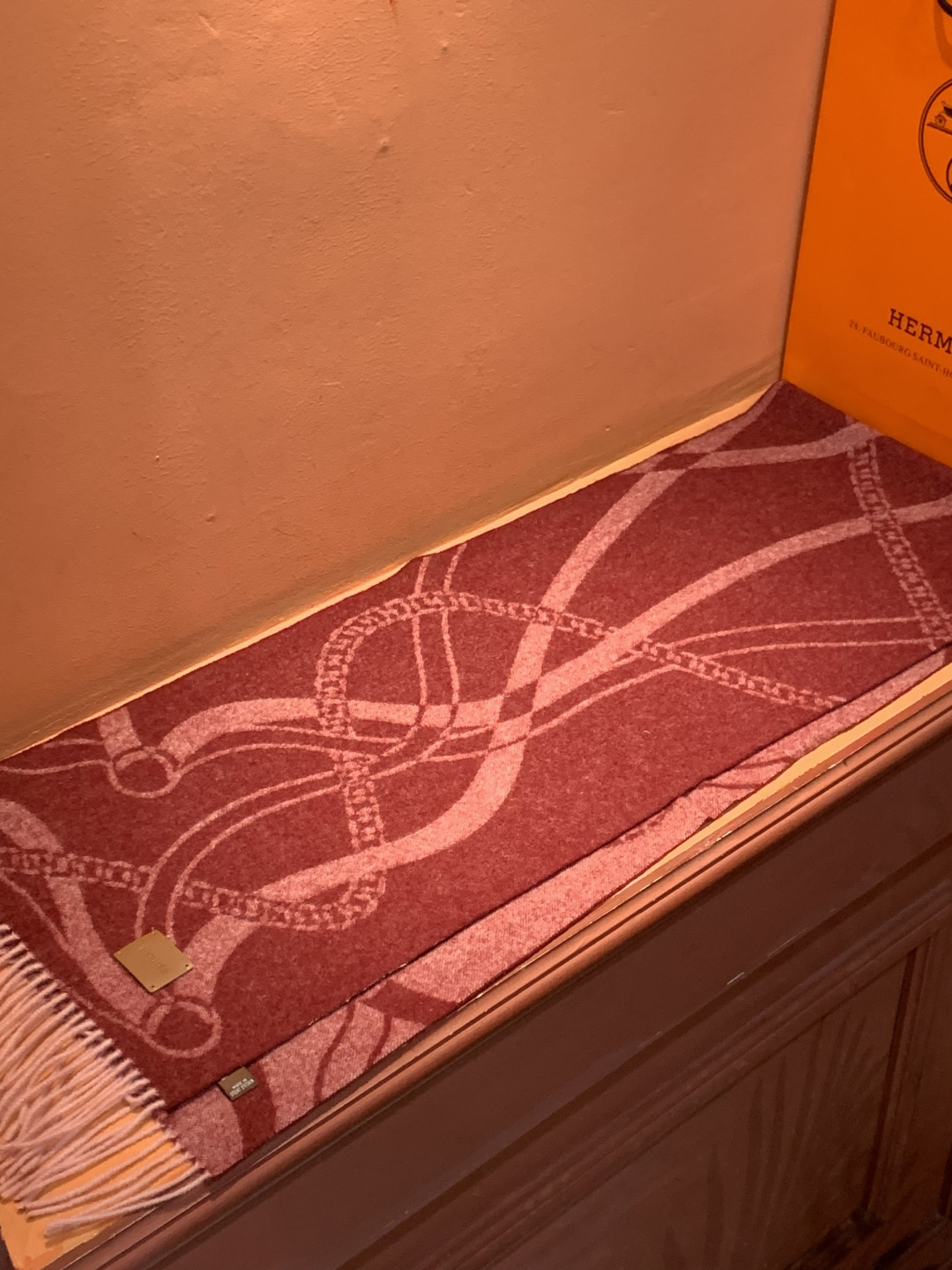 爱马仕👍巴黎时装展商务男士女士羊绒围巾。代工厂臻选上乘的超细羊绒纤维 进行纯手工精梳处理 耗时耗力 再以