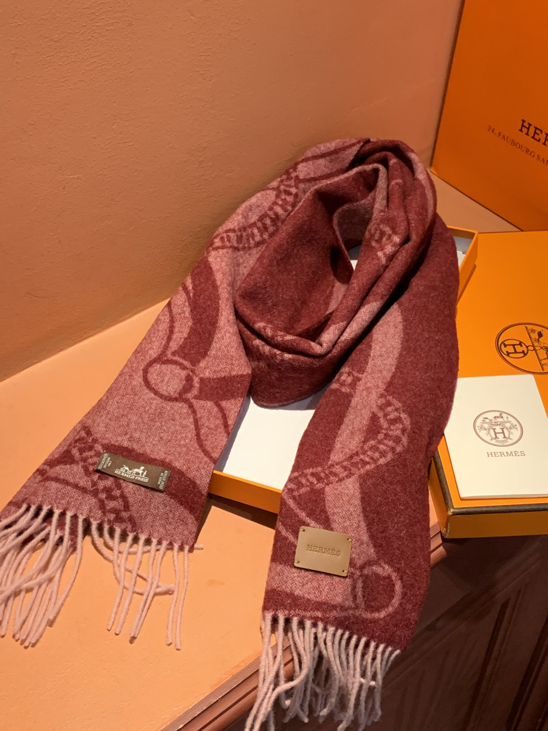 爱马仕👍巴黎时装展商务男士女士羊绒围巾。代工厂臻选上乘的超细羊绒纤维 进行纯手工精梳处理 耗时耗力 再以