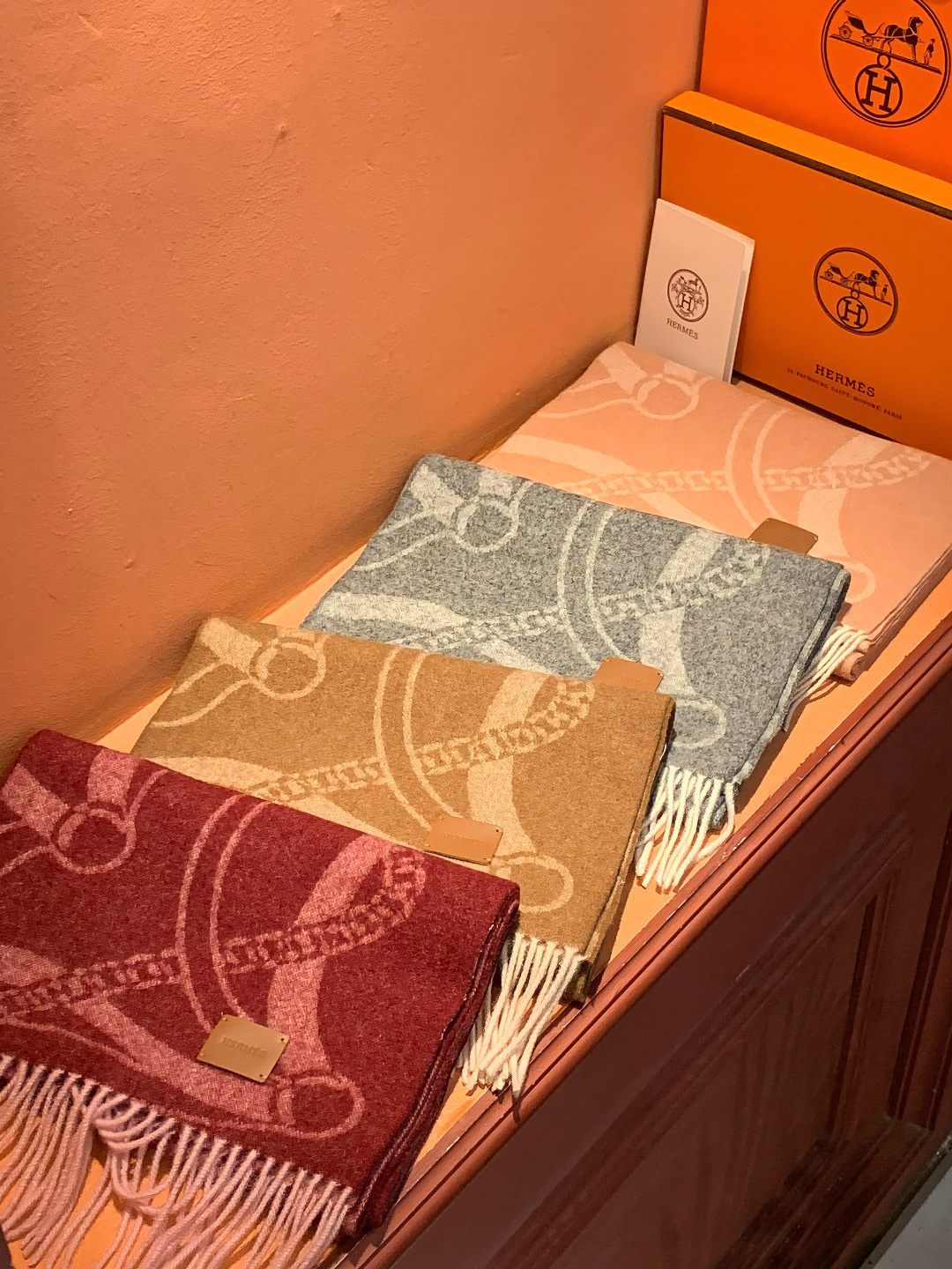 爱马仕👍巴黎时装展商务男士女士羊绒围巾。代工厂臻选上乘的超细羊绒纤维 进行纯手工精梳处理 耗时耗力 再以