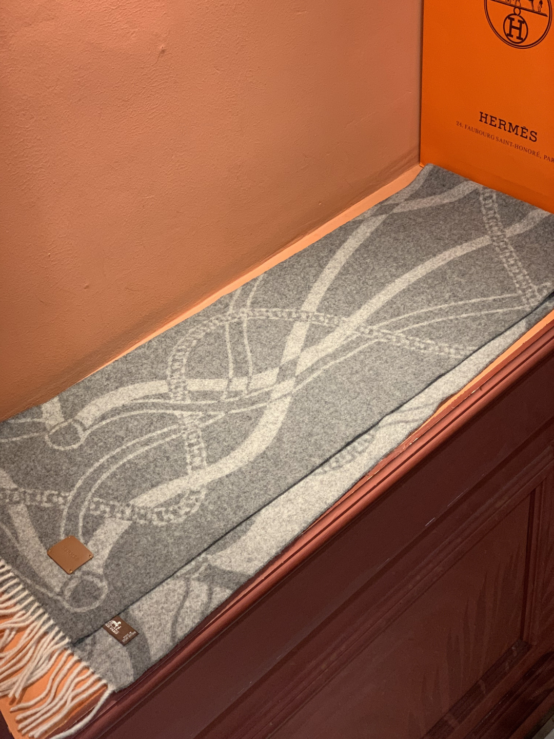 爱马仕👍巴黎时装展商务男士女士羊绒围巾。代工厂臻选上乘的超细羊绒纤维 进行纯手工精梳处理 耗时耗力 再以