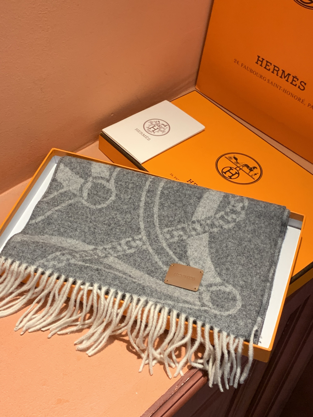 爱马仕👍巴黎时装展商务男士女士羊绒围巾。代工厂臻选上乘的超细羊绒纤维 进行纯手工精梳处理 耗时耗力 再以