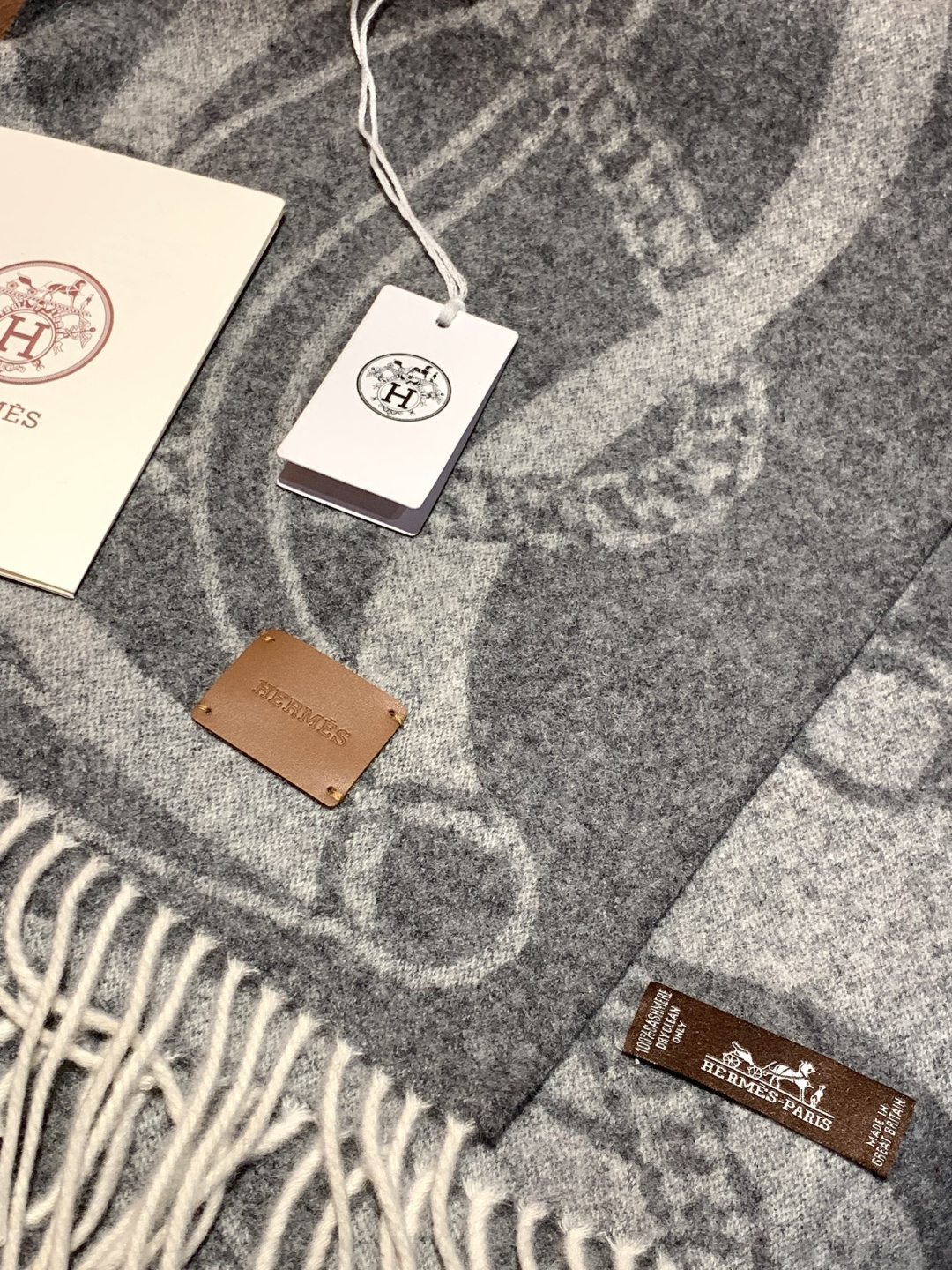 爱马仕👍巴黎时装展商务男士女士羊绒围巾。代工厂臻选上乘的超细羊绒纤维 进行纯手工精梳处理 耗时耗力 再以