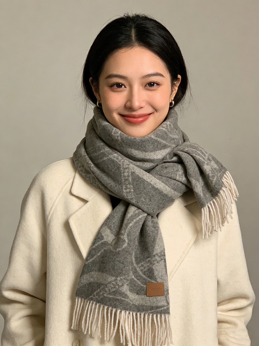 爱马仕👍巴黎时装展商务男士女士羊绒围巾。代工厂臻选上乘的超细羊绒纤维 进行纯手工精梳处理 耗时耗力 再以