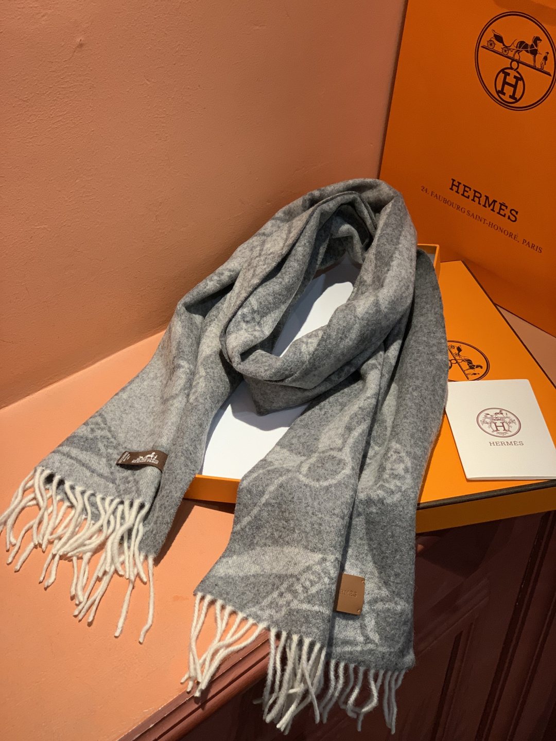 爱马仕👍巴黎时装展商务男士女士羊绒围巾。代工厂臻选上乘的超细羊绒纤维 进行纯手工精梳处理 耗时耗力 再以