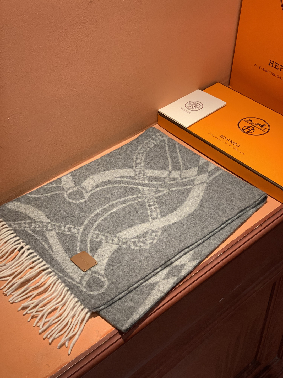 爱马仕👍巴黎时装展商务男士女士羊绒围巾。代工厂臻选上乘的超细羊绒纤维 进行纯手工精梳处理 耗时耗力 再以