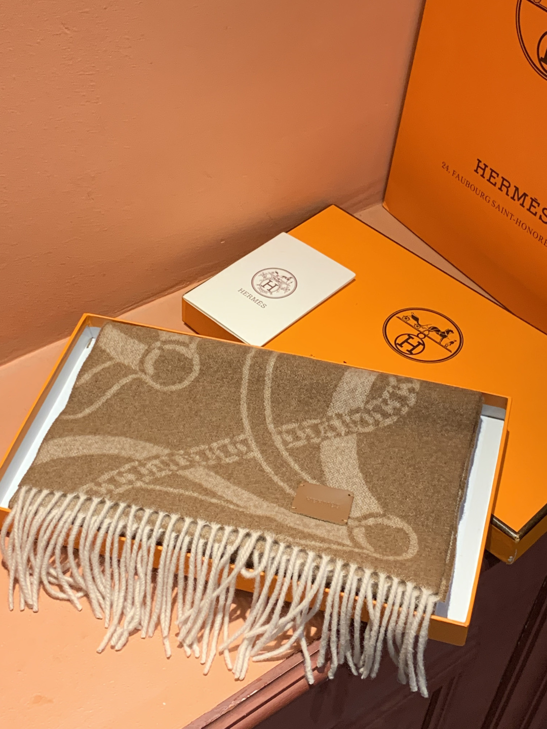 爱马仕👍巴黎时装展商务男士女士羊绒围巾。代工厂臻选上乘的超细羊绒纤维 进行纯手工精梳处理 耗时耗力 再以
