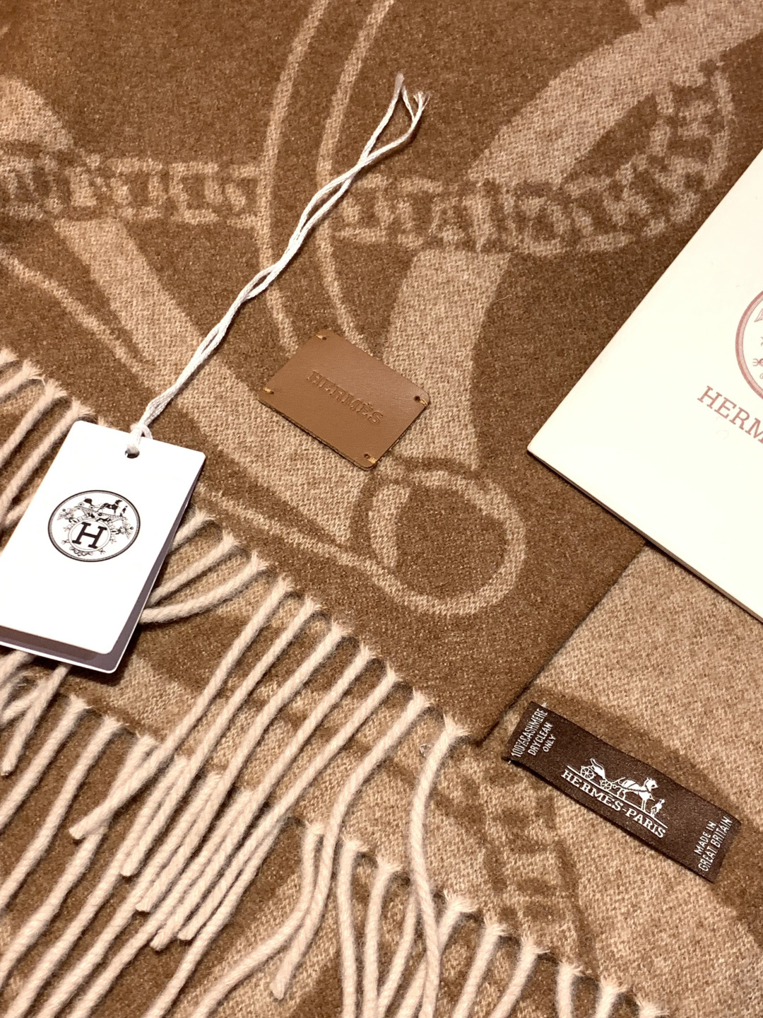 爱马仕👍巴黎时装展商务男士女士羊绒围巾。代工厂臻选上乘的超细羊绒纤维 进行纯手工精梳处理 耗时耗力 再以