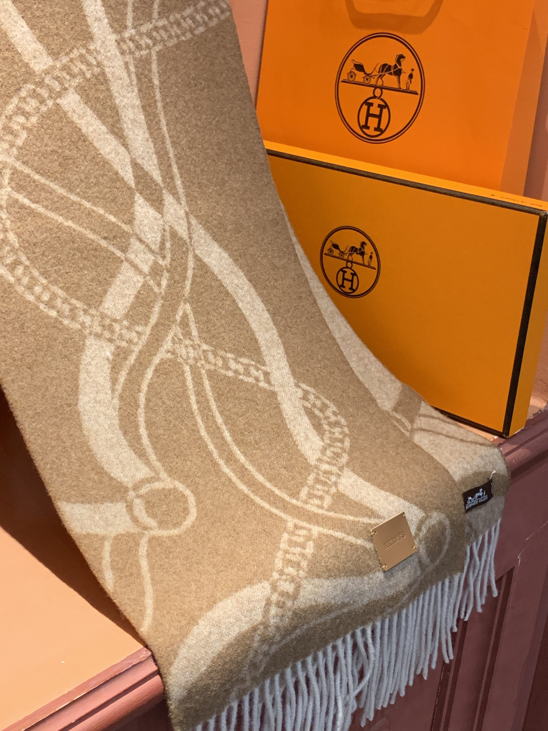 爱马仕👍巴黎时装展商务男士女士羊绒围巾。代工厂臻选上乘的超细羊绒纤维 进行纯手工精梳处理 耗时耗力 再以