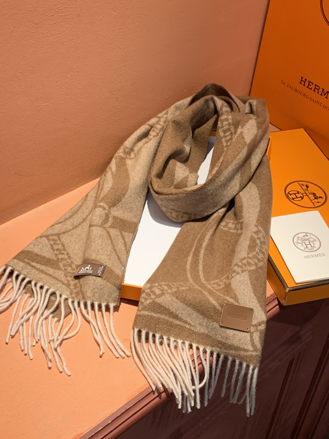 爱马仕👍巴黎时装展商务男士女士羊绒围巾。代工厂臻选上乘的超细羊绒纤维 进行纯手工精梳处理 耗时耗力 再以
