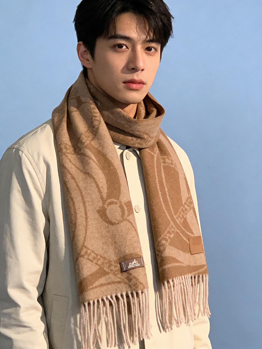 爱马仕👍巴黎时装展商务男士女士羊绒围巾。代工厂臻选上乘的超细羊绒纤维 进行纯手工精梳处理 耗时耗力 再以