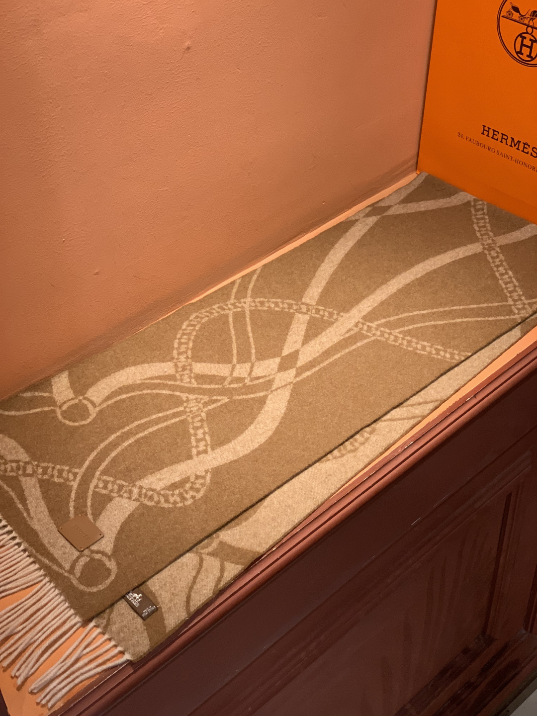 爱马仕👍巴黎时装展商务男士女士羊绒围巾。代工厂臻选上乘的超细羊绒纤维 进行纯手工精梳处理 耗时耗力 再以