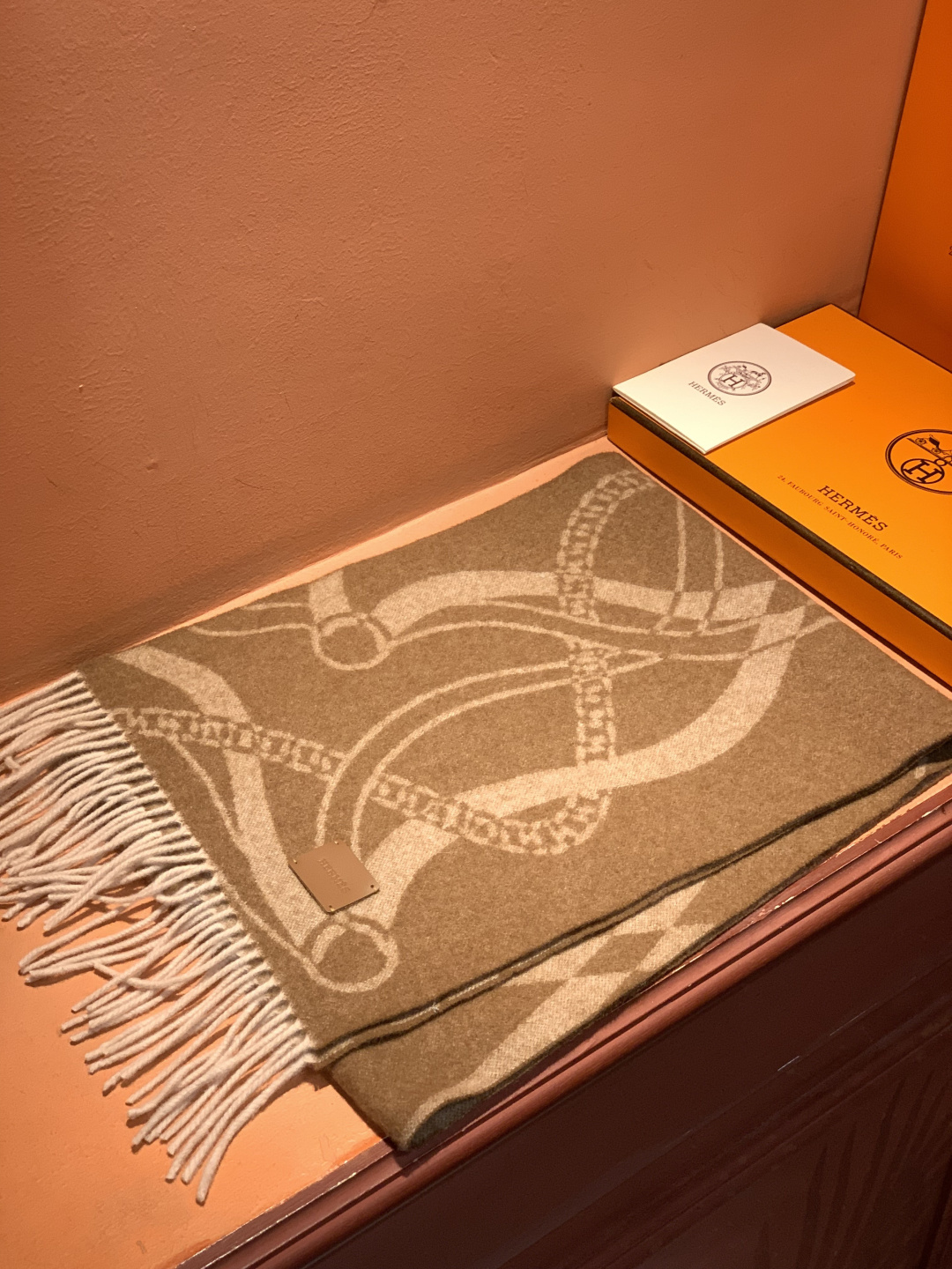 爱马仕👍巴黎时装展商务男士女士羊绒围巾。代工厂臻选上乘的超细羊绒纤维 进行纯手工精梳处理 耗时耗力 再以
