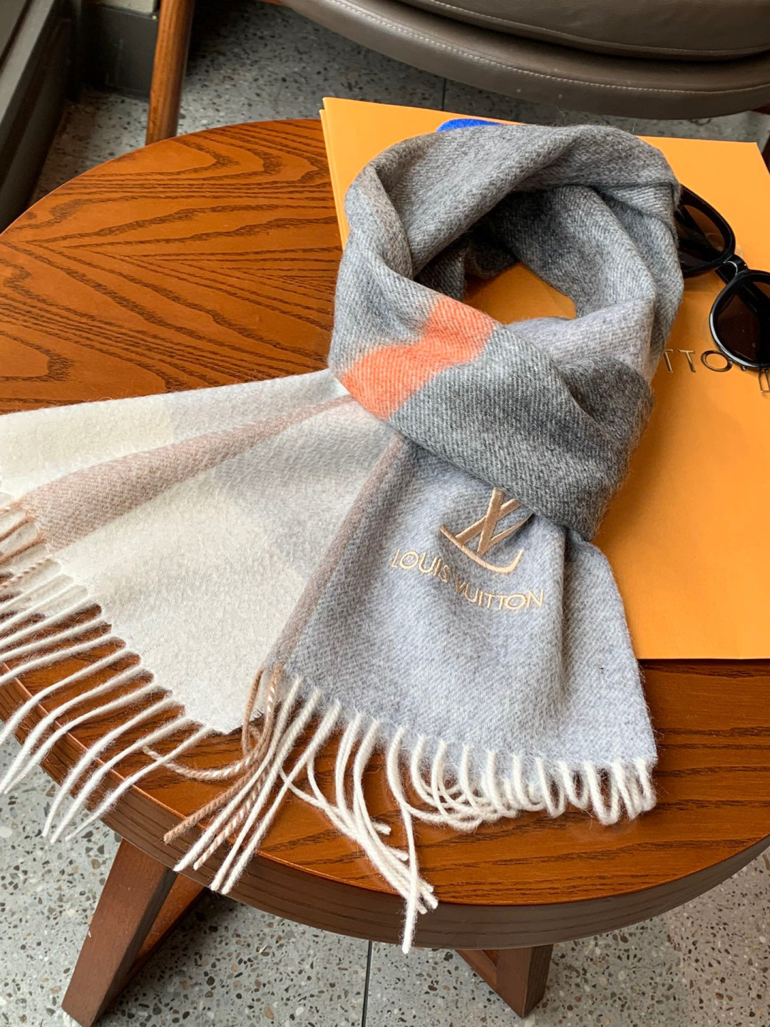 难得的高端男款，家属福利‼LV非常正的男士围巾~面料大爱，非常柔软细腻舒服‼大气简约，超级好看的男神配色