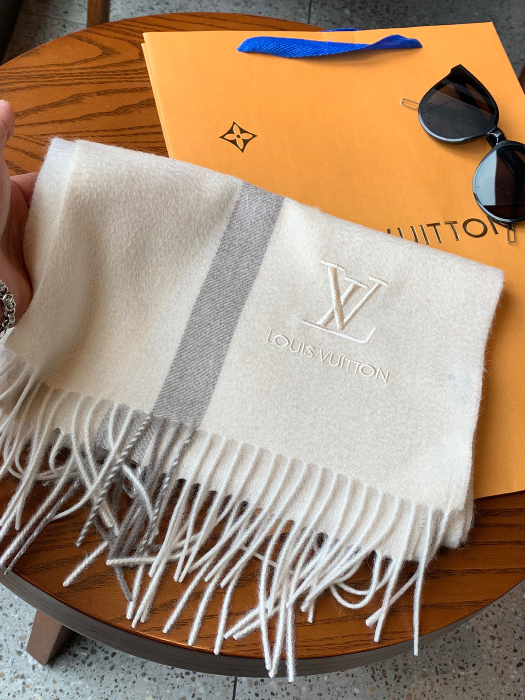 难得的高端男款，家属福利‼LV非常正的男士围巾~面料大爱，非常柔软细腻舒服‼大气简约，超级好看的男神配色
