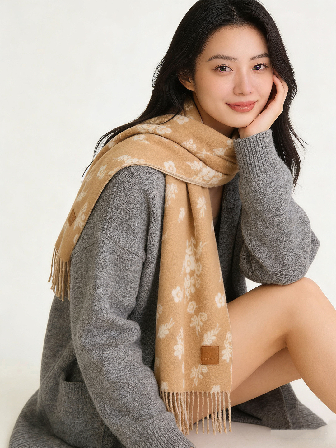 香奈儿 。代工厂臻选上乘的超细羊绒纤维 进行纯手工精梳处理 耗时耗力 再以清泉水浸泡涤荡 使羊绒纤维呈现