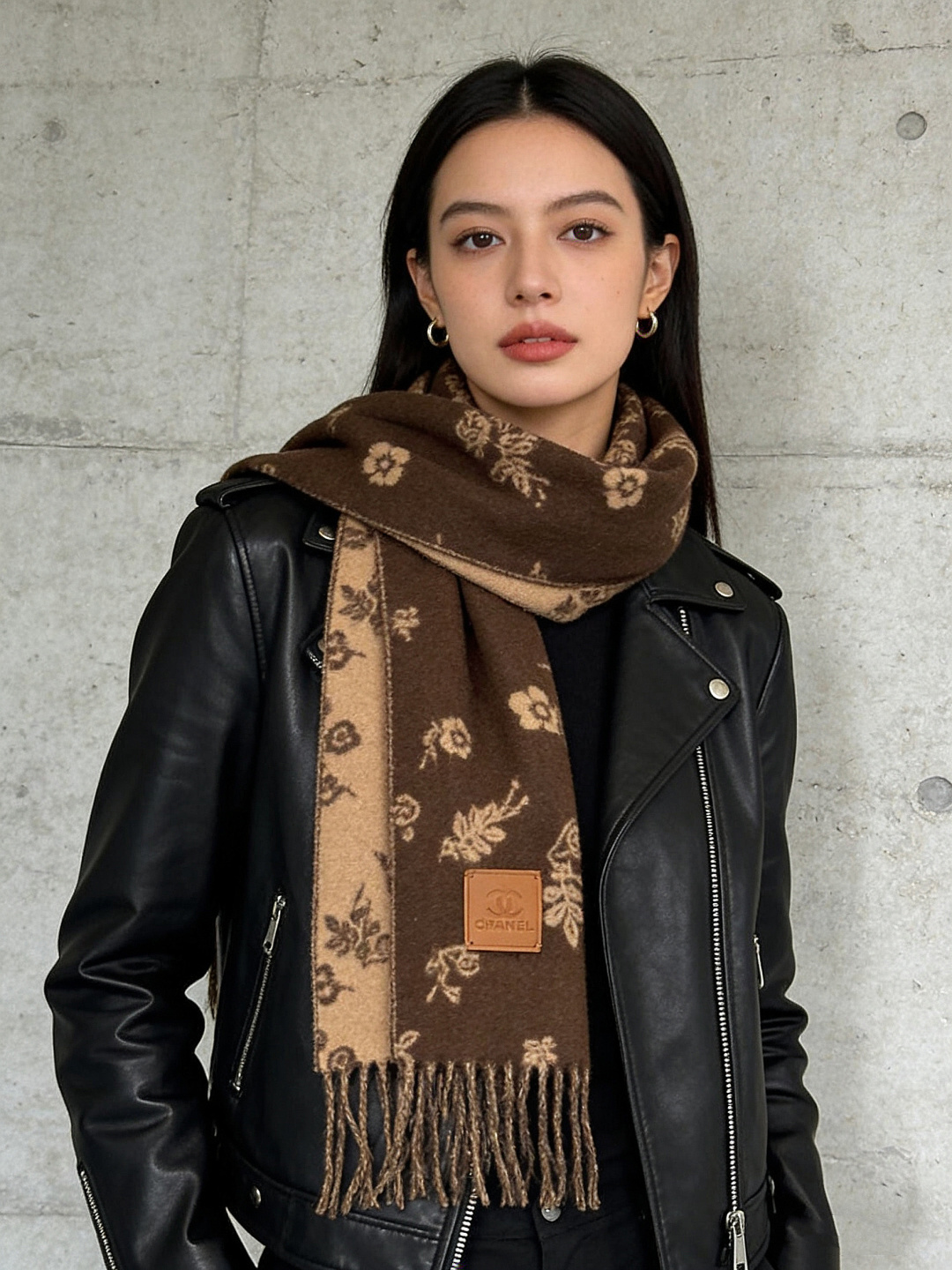 香奈儿 。代工厂臻选上乘的超细羊绒纤维 进行纯手工精梳处理 耗时耗力 再以清泉水浸泡涤荡 使羊绒纤维呈现