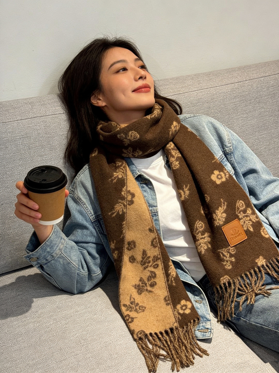 香奈儿 。代工厂臻选上乘的超细羊绒纤维 进行纯手工精梳处理 耗时耗力 再以清泉水浸泡涤荡 使羊绒纤维呈现